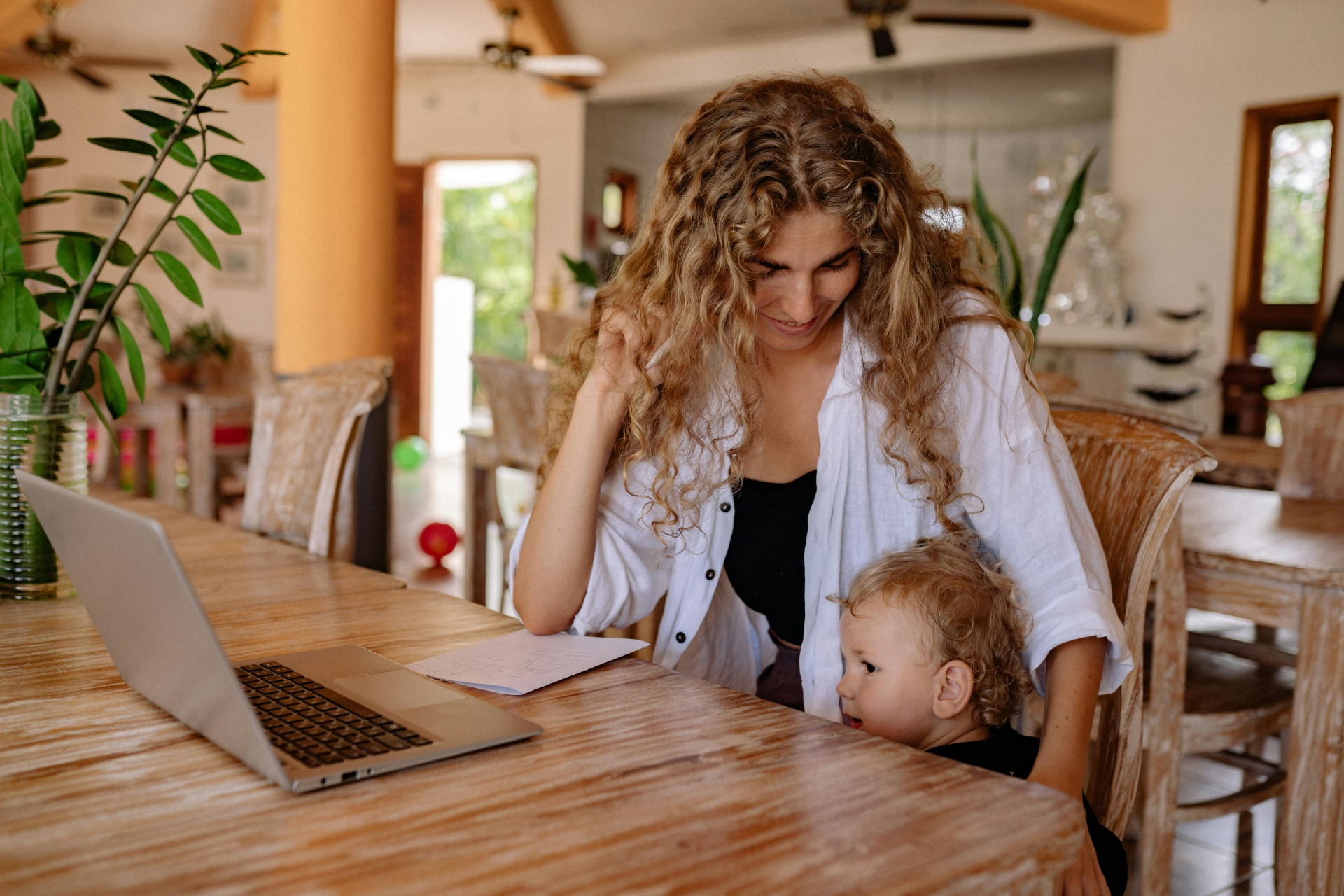 Podnikání při rodičovské dovolené a jak správně vyřešit daně a odvody na sociální a zdravotní pojištění